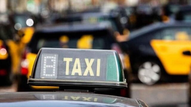 Canvi_provisional_de_la_parada_de_taxis_a_Castelldefels_per_les_obres_dAdif.jpg