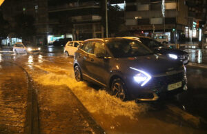 Pluges de més de 100 litres inunden carrers i carreteres i afecten els serveis de metro a Badalona i Barcelona