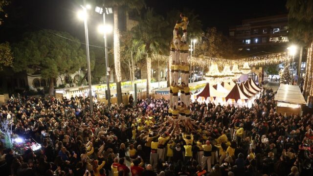 Els_Castellers_de_Castelldefels_aconsegueixen_un_nou_exit_amb_el_4de8_durant_la_Festa_Major_dHivern.jpg