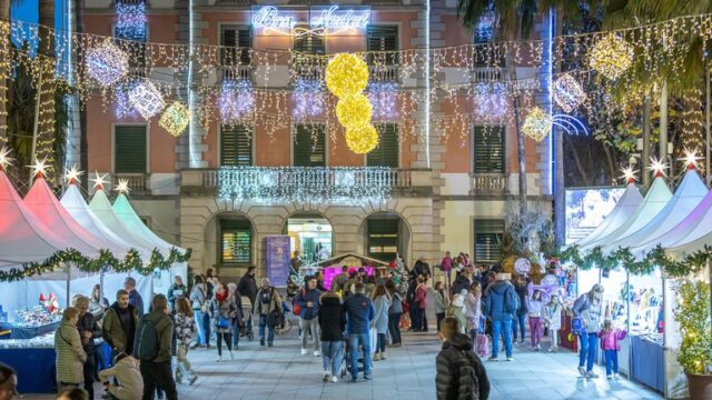 Inauguracio_del_Mercat_de_Nadal_a_Castelldefels_amb_32_parades_de_comerc_local.jpg