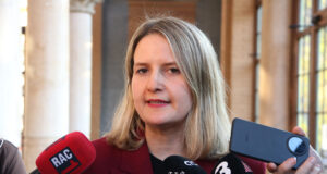 El comitè d’experts de Drets Socials reclama més competències en immigració i un fons específic per a l’acollida