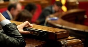 El Parlament insta el Govern a equiparar els ajuts de les famílies monoparentals al de les nombroses abans d’acabar 2026