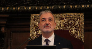 Collboni es compromet a portar al ple de març la modificació per prioritzar l’ús habitual i permanent de l’habitatge