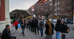 Cues a l’estació de Fabra i Puig d’usuaris que es passen de Rodalies a l’autobús: “Em porta menys maldecaps”