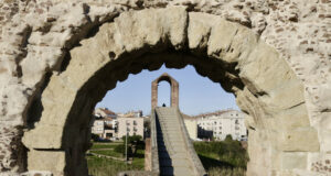 El Pont del Diable estrena la restauració de l’arc romà, més d’una dècada després dels primers despreniments