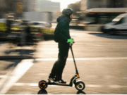 Gavà ja multa amb 200 € els patinets sense casc: alerta a Castelldefels
