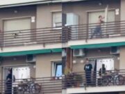 VÍDEO | Així és com un home escala fins a un quart pis per intentar ocupar una vivenda a Castelldefels