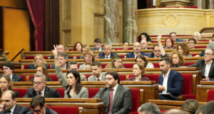 El Parlament urgeix el Govern a fixar un calendari per “recuperar el poder adquisitiu” del professorat abans de juny