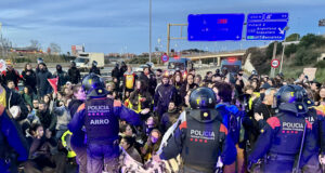 Els professors en vaga tallen la C-32 a Mataró en direcció Barcelona malgrat l’intent dels Mossos d’impedir-ho