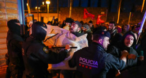 Els professors tallen diverses carreteres arreu de Catalunya amb motiu de la vaga educativa