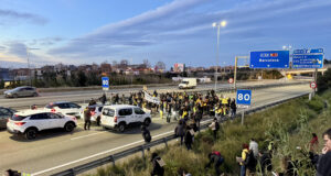 Els professors en vaga tallen la C-32 a Mataró en direcció Barcelona malgrat l’intent dels Mossos d’impedir-ho
