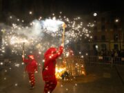 El Carnaval de Castelldefels s’acomiada amb l’enterrament de la Reina Carnestoltes