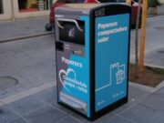 Castelldefels implementa noves papereres compactadores solars per millorar la neteja urbana