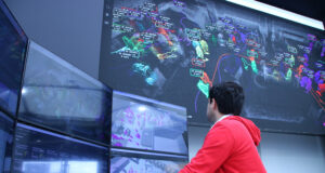 El MWC mostra com la IA transforma els aeroports per augmentar la seguretat, evitar cues o guiar passatgers amb robots