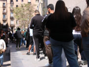 Fins a cinc hores de cua per fer tràmits vinculats a la regularització en una oficina d’atenció ciutadana a Barcelona