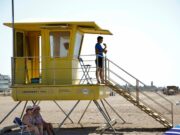 Castelldefels millora la seva resposta davant emergències a la platja durant els caps de setmana de maig