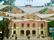La nova zona d’ombra a la plaça de l’Església de Castelldefels ja està disponible
