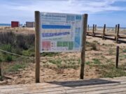 Nou plafons informatius instal·lats a la platja de Castelldefels