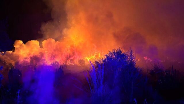 Imatge de l'incendi que va provocar els talls d'electricitat (Bombers)