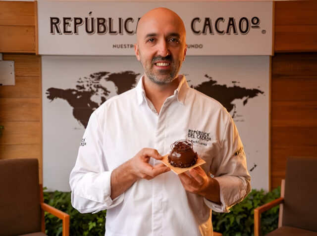 El pastisser Pachi Larrea amb una versió reduïda del millor pastís de xocolata del món.